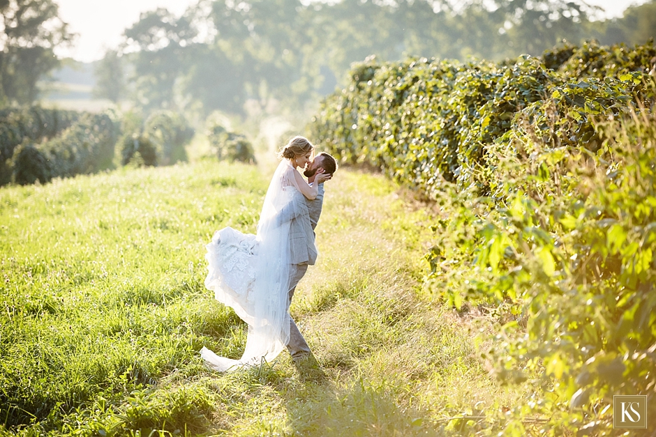 Michigan wedding photos, Unique wedding portrait, Must have wedding picture, www.kelliesaunders.com